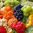 Plato colorido con alimentos frescos y saludables para nutrición antienvejecimiento.