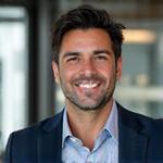 Javier Ramírez, cofundador y experto en tecnología digital para la salud, con una actitud pensativa y profesional
